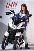 ヤマハ発動機の新型三輪バイク「トリシティ」をアピールするタレントの大島優子さん