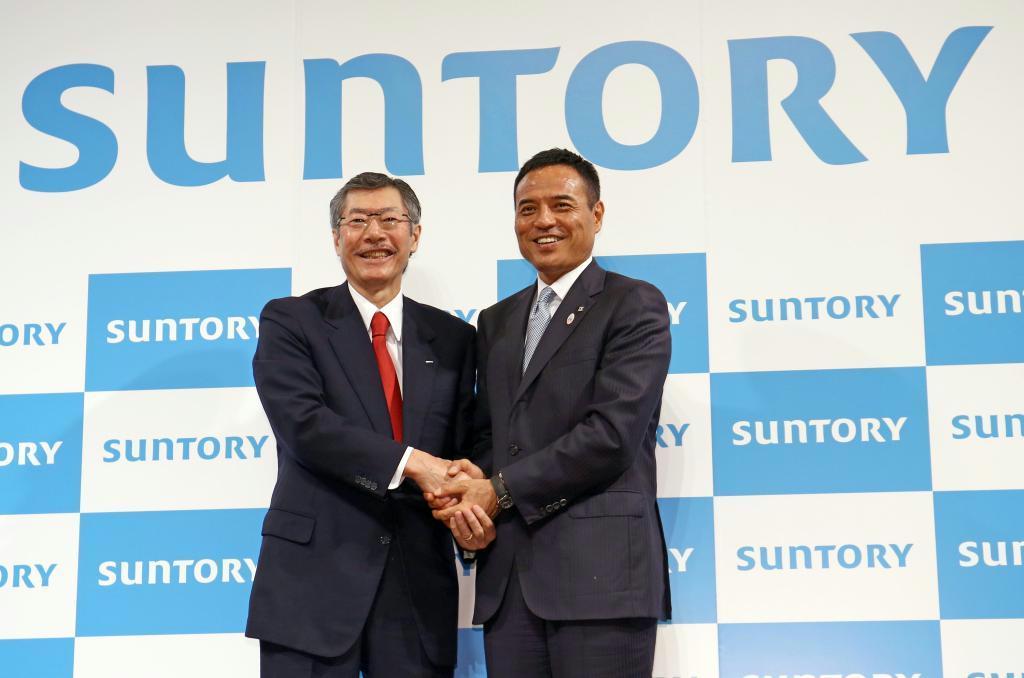 サントリーＨＤの佐治信忠会長兼社長（左）と、次期社長就任が決まった新浪剛史氏＝１日、東京都港区