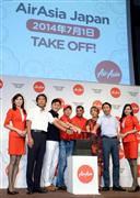 メディアからの撮影依頼に応じる楽天の三木谷浩史会長兼社長（左から３番目）、エアアジアのトニー・フェルナンデスＣＥＯ（右から４番目）ら＝１日午後、東京都港区