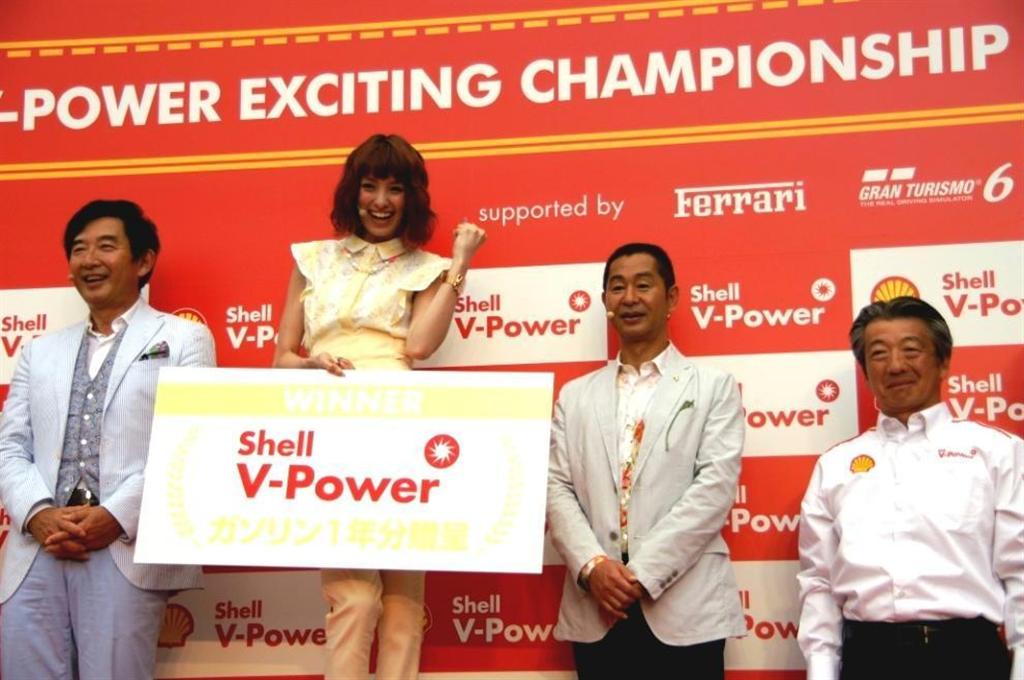 新ハイオクガソリン「シェルＶパワー」をアピールする昭和シェル石油の亀岡剛・石油事業ＣＯＯ（右）ら＝東京都港区