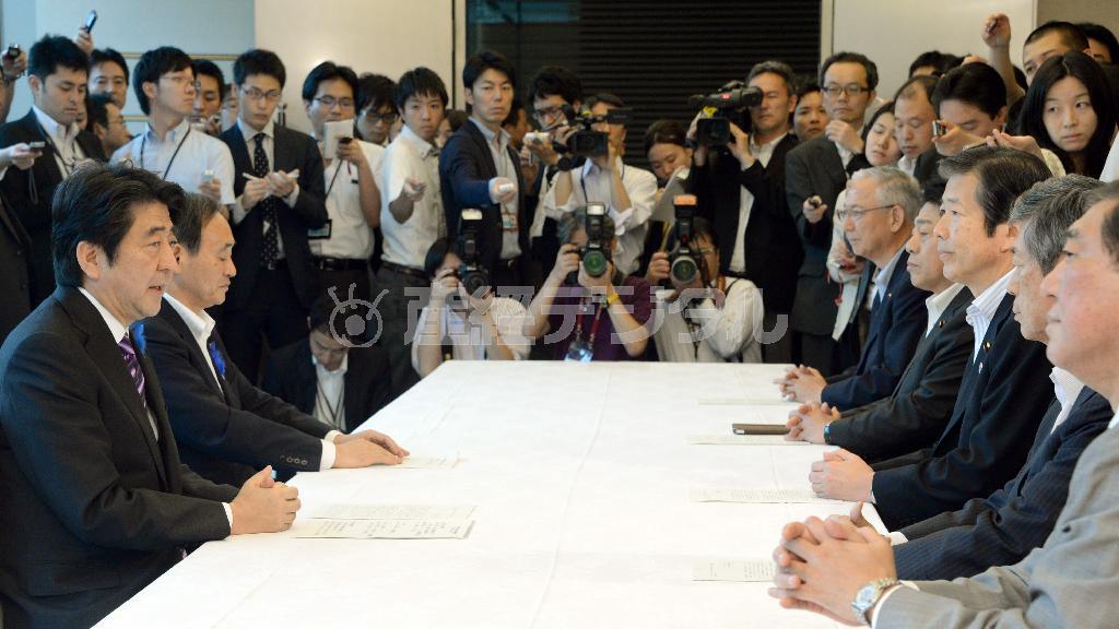 安保法制整備に関する与党協議報告会に臨む安倍晋三（しんぞう）首相と、公明党の山口那津男（なつお）代表（右手前から３人目）＝２０１４年７月１日、首相官邸（酒巻俊介撮影）
