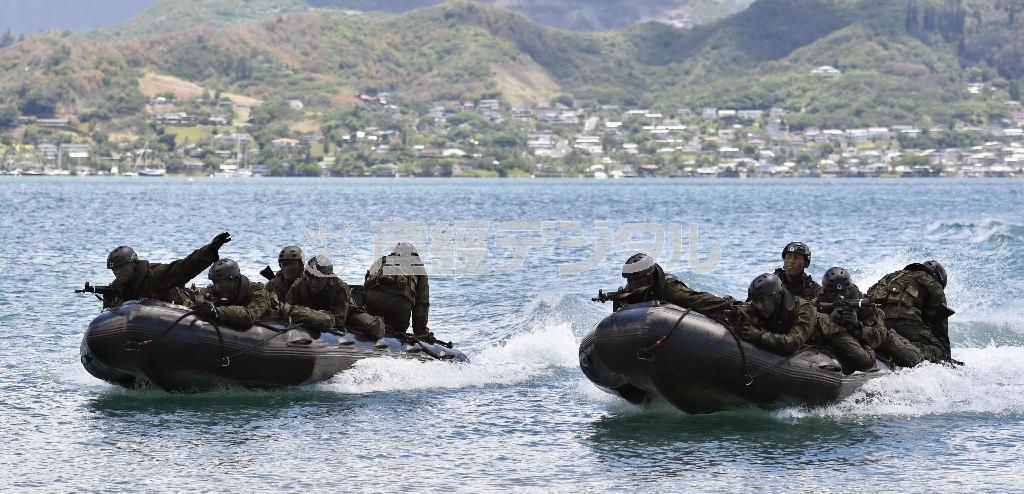 米海兵隊との共同訓練で、ボートで上陸する陸上自衛隊の隊員＝２０１４年６月３０日午後、米ハワイ州の海兵隊カネオヘ基地（共同）