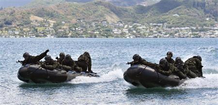 米海兵隊との共同訓練で、ボートで上陸する陸上自衛隊の隊員＝２０１４年６月３０日午後、米ハワイ州の海兵隊カネオヘ基地（共同）