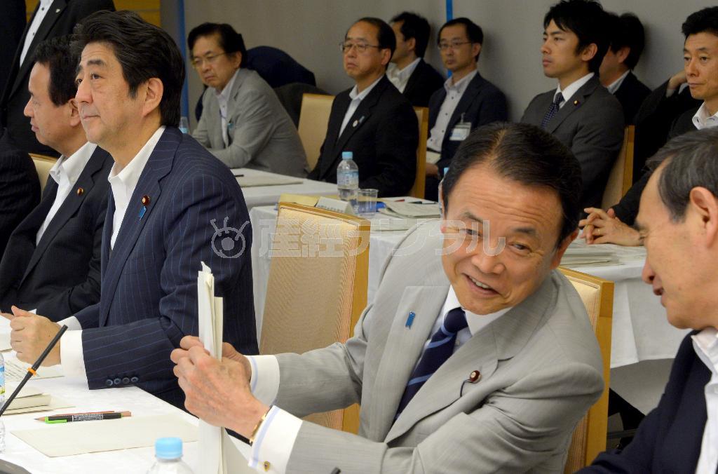 経済財政諮問会議に出席する（右から）菅義偉（すが・よしひで）官房長官、麻生太郎財務相、安倍晋三（しんぞう）首相ら＝２０１４年６月１３日、首相官邸（酒巻俊介撮影）