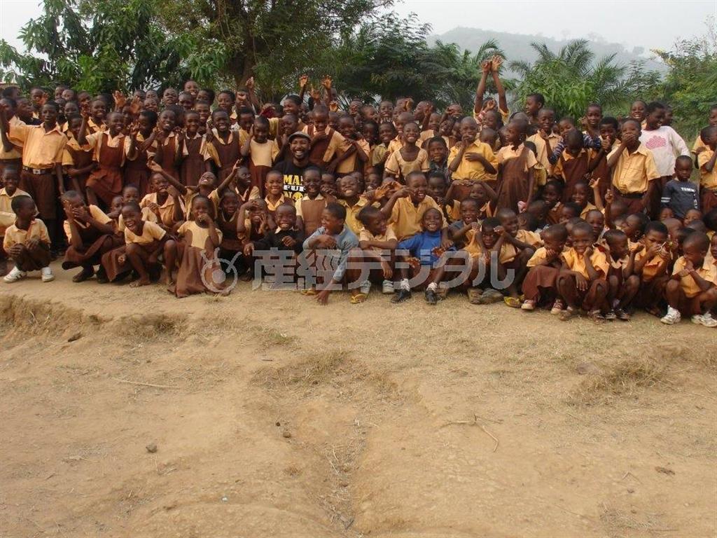 タレントの矢野デイビットさんとガーナの子供たち。現在、教育支援団体「Ｅｎｉｊｅ（エニジェ）」はガーナに中学校を建設中だ＝ガーナ（提供写真）