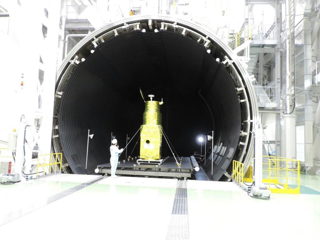 宇宙で衛星が正常に動くかどうかを確認する「大型スペースチャンバー」＝２日、東京都府中市