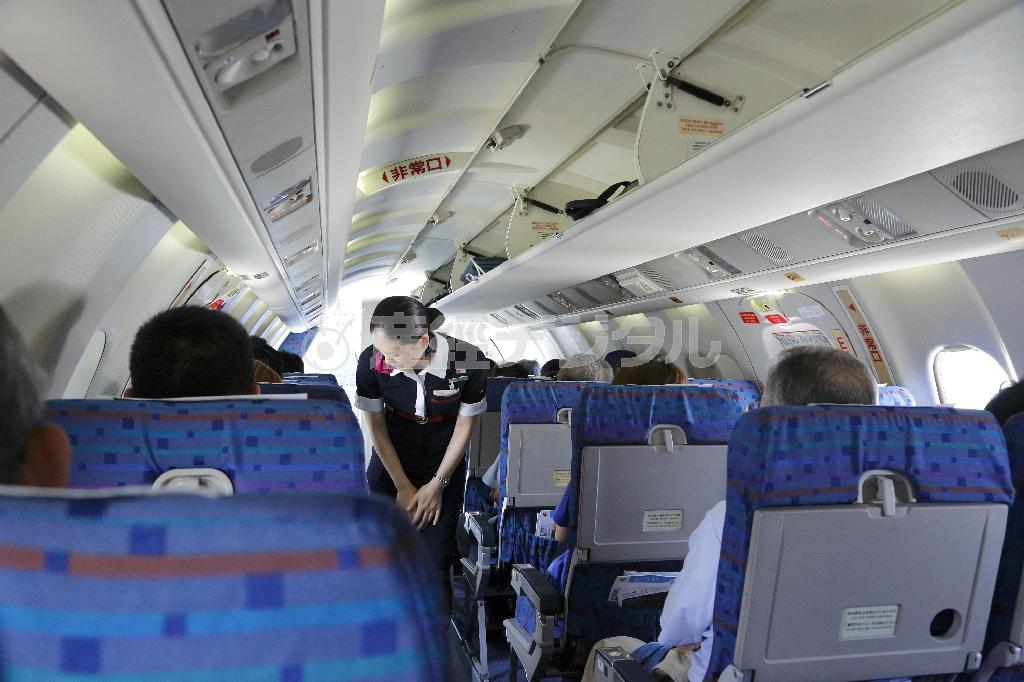 鹿児島県・奄美大島から喜界島と徳之島を往復し、鹿児島へ戻るフライトのすべてに乗務していた日本エアコミューターのＣＡ、田中京子さん＝２０１４年５月２７日（倉本清文さん撮影）