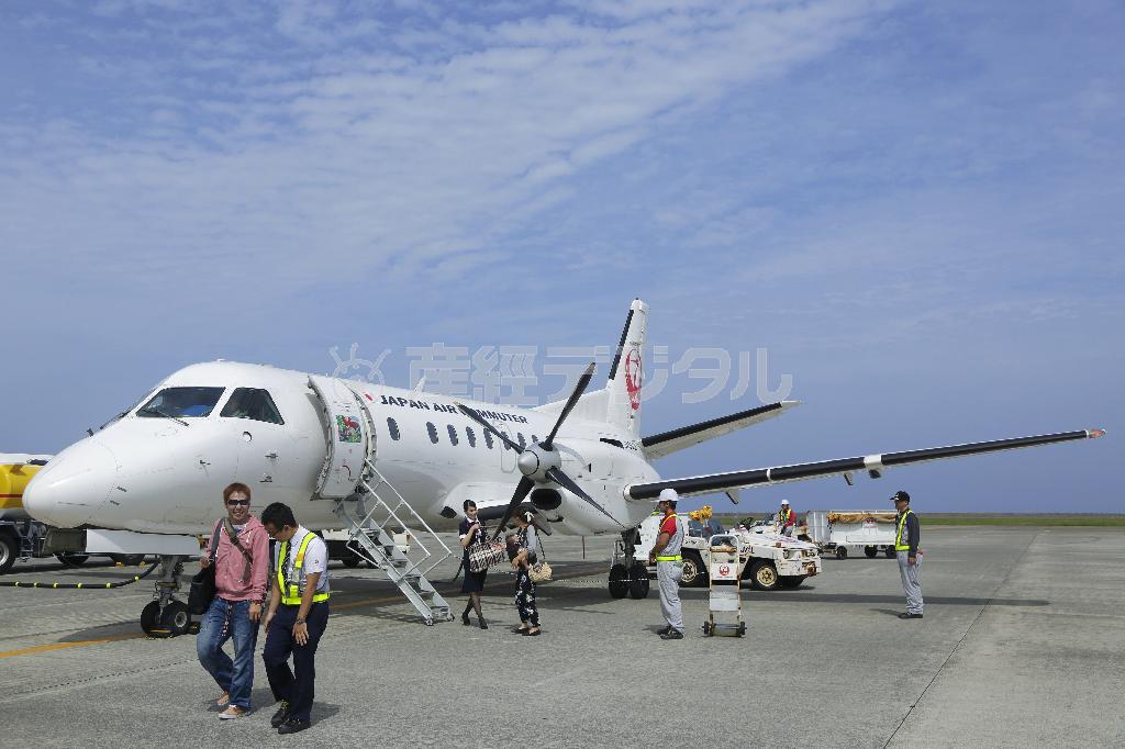 離島と離島をむすぶ短いフライトで使用されているサーブ３４０Ｂ。地元の人々の“生活の足”にもなっている＝２０１４年５月２８日、鹿児島県（倉谷清文さん撮影）