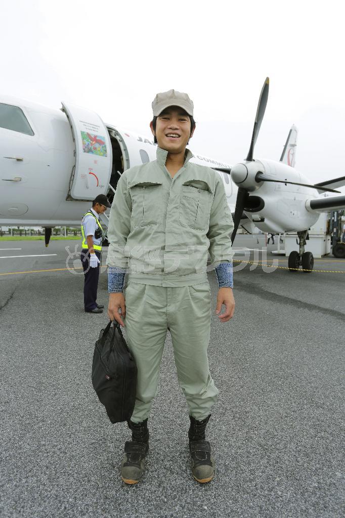喜界島へのフライトでいっしょになった株式会社マツオの山元桂太さん（３０）。サトウキビから砂糖をつくる機械の据え付けやメンテナンスで島々を回っている＝２０１４年５月２８日、鹿児島県大島郡喜界島町（倉谷清文さん撮影）