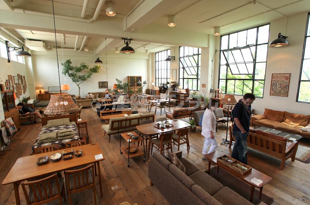 大きな窓から太陽が差し込む明るい店内。無垢材が使われたオリジナル家具が出迎えてくれる＝２０１４年６月１６日、大阪市旭区（村本聡撮影）