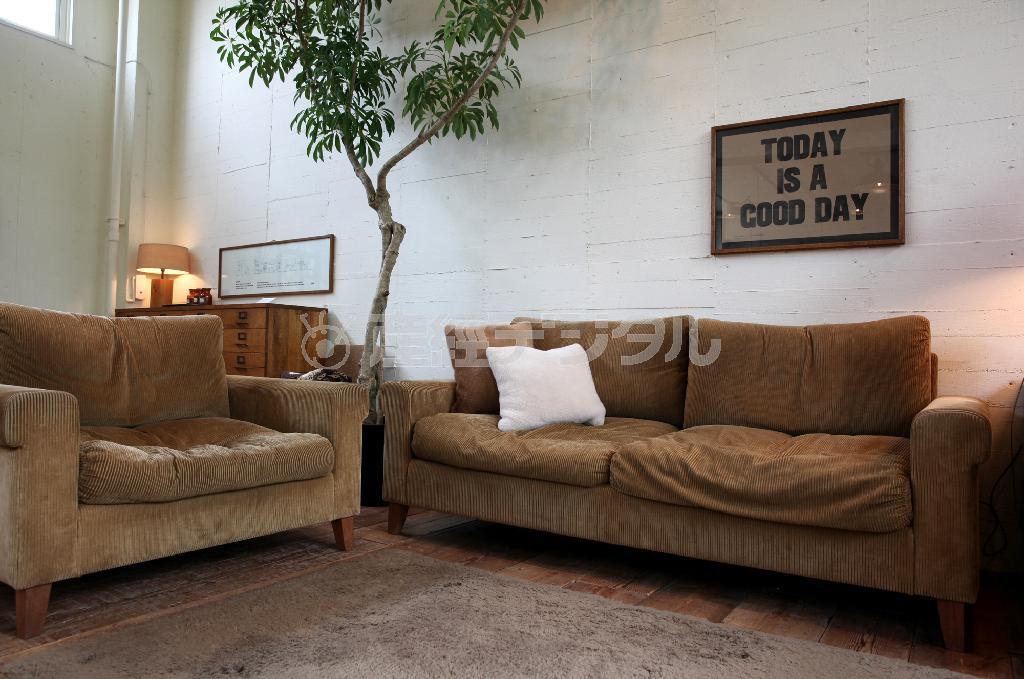 ＦＫソファ（１．５シーター２５万５０００円、３シーター３９万５０００円）は使い込むほどにくたっとした表情を見せる。工房を開いて以来、支持されるロングセラー。コーデュロイの張り地は３色から選ぶことができる。※価格はすべて税別です＝２０１４年６月１６日、大阪市旭区（村本聡撮影）
