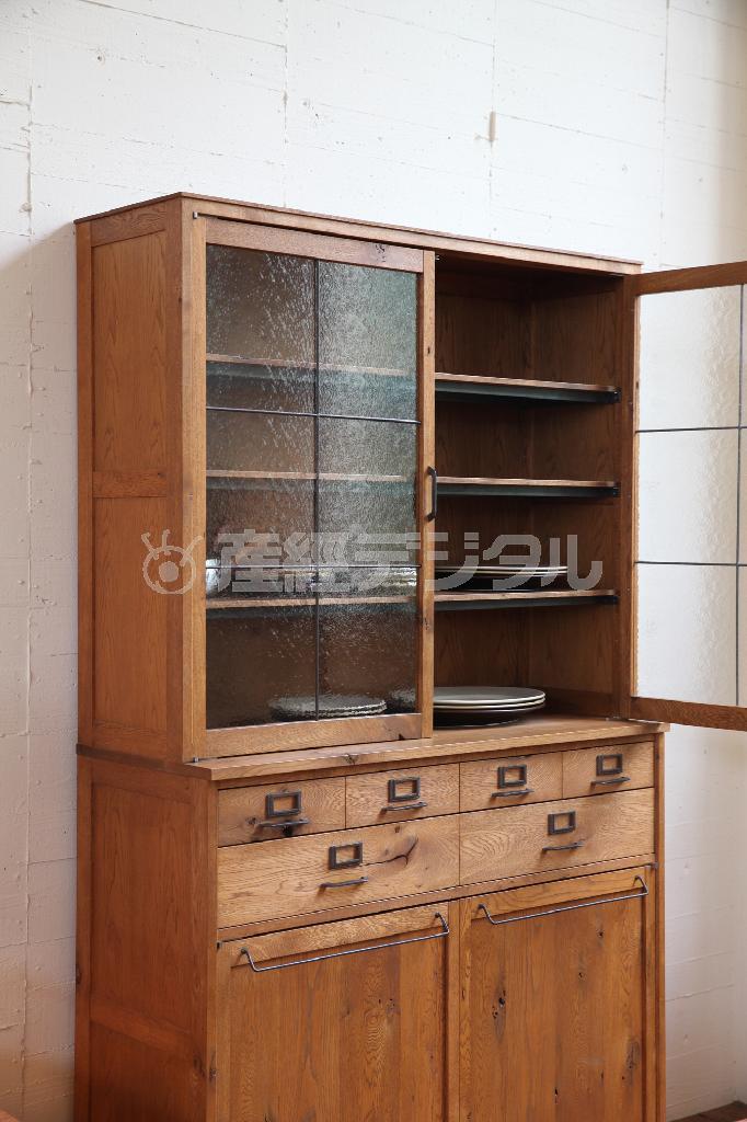 「ＧＡＴＴＯ＿カップボード」（５１万９０００円）。アイアンと無垢材が使われ、独特の風合いが持ち味。※価格はすべて税別です＝２０１４年６月１６日、大阪市旭区（村本聡撮影）