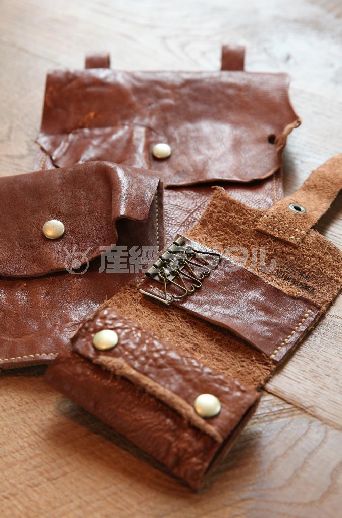 オリジナルのヌメ革の切れ端で作る「シロクマ舎」の雑貨。キズや穴もそのままでかぶせ部分の処理はほどこされておらず、独特の風合いがある。「キーケース」５５００円、「ウエストバック」６５００円から。※価格はすべて税別です＝２０１４年６月１６日、大阪市旭区（村本聡撮影）