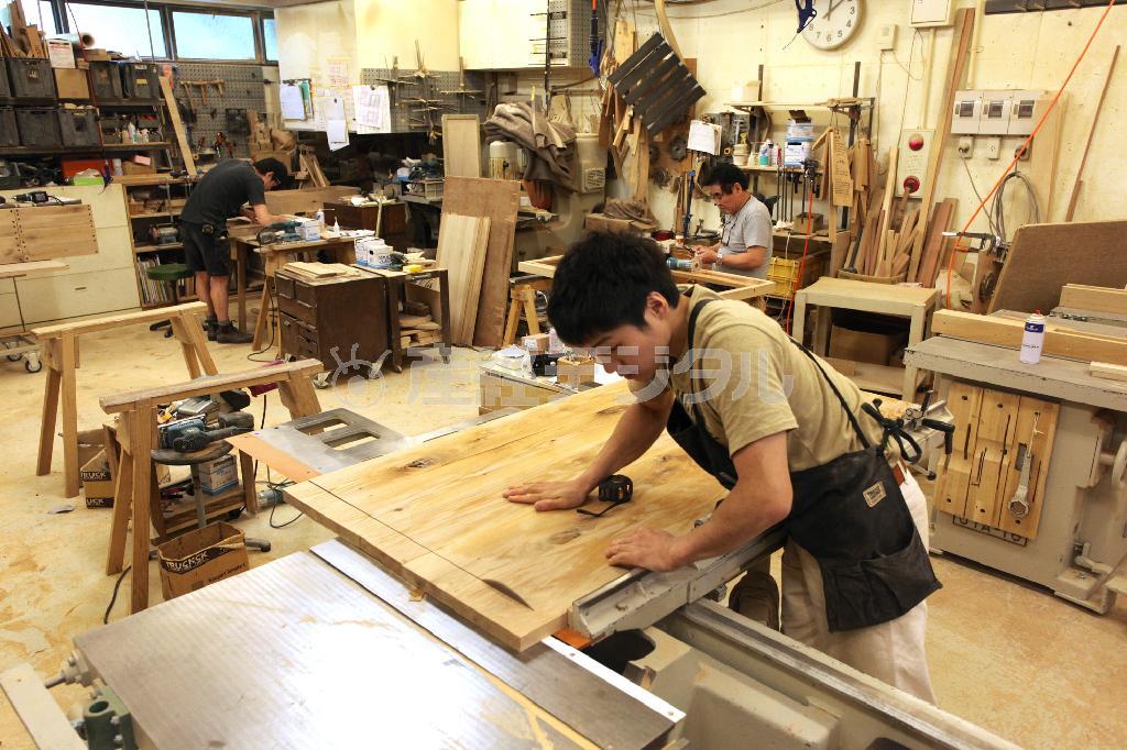 工房で家具作りに取り組む職人＝２０１４年６月１６日、大阪市旭区（村本聡撮影）