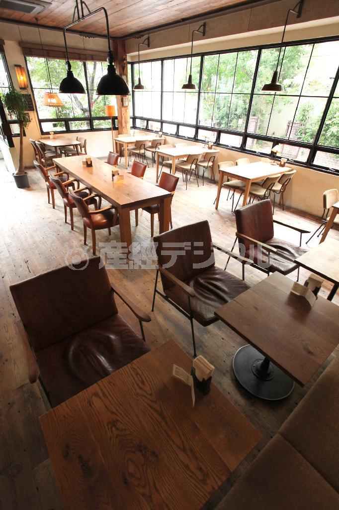 ＴＲＵＣＫの家具を実体験できる隣接するカフェ「Ｂｉｒｄ」の店内。※価格はすべて税別です＝２０１４年６月１６日、大阪市鶴見区（村本聡撮影）