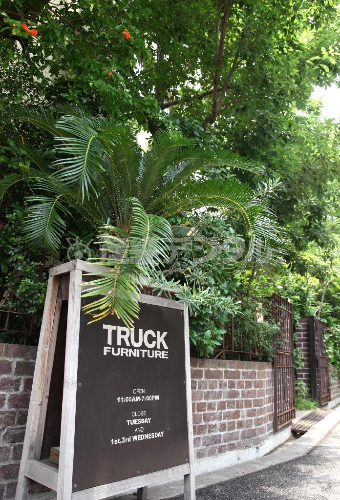 大きな木々に囲まれたＴＲＵＣＫ＝２０１４年６月１６日、大阪市旭区（村本聡撮影）