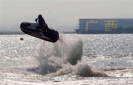 広西チワン族自治区欽州市で昨年１０月に行われた水上バイクの国際試合の様子（中国新聞社）