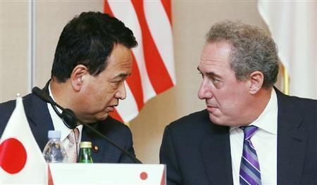 前回の環太平洋戦略的経済連携協定（ＴＰＰ）交渉閣僚会合は合意できぬまま閉幕。共同記者会見を前に言葉を交わす甘利明（あまり・あきら）ＴＰＰ相（左）とマイケル・フロマン米通商代表＝２０１４年５月２０日、シンガポール（共同）