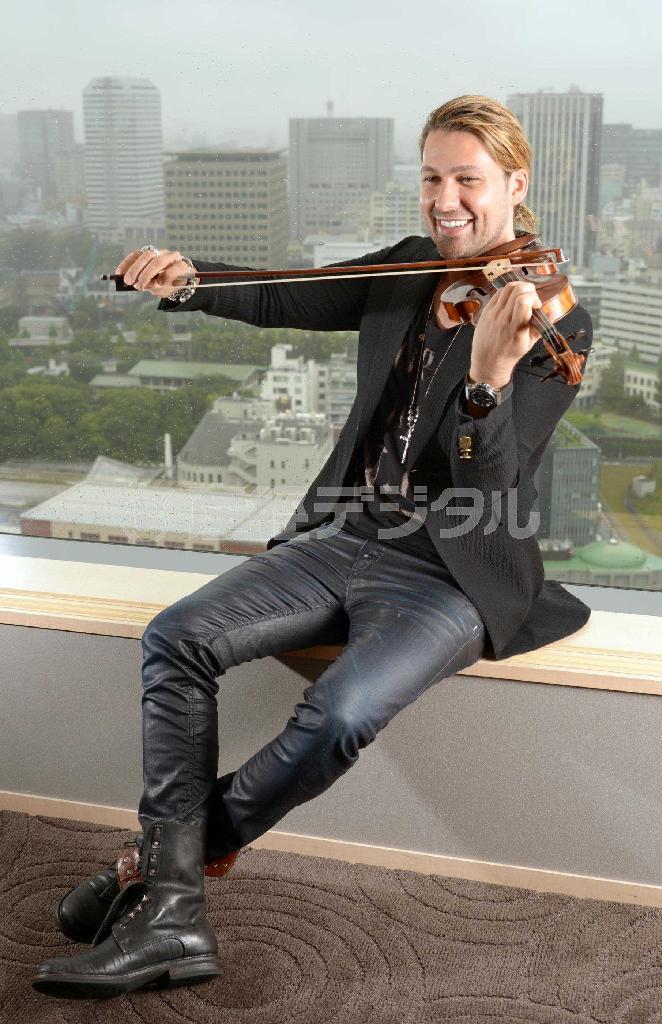 ５億円のストラディバリウスで生演奏を披露したデイヴィッド・ギャレット＝２０１４年６月１２日、東京都千代田区永田町（大山実撮影）