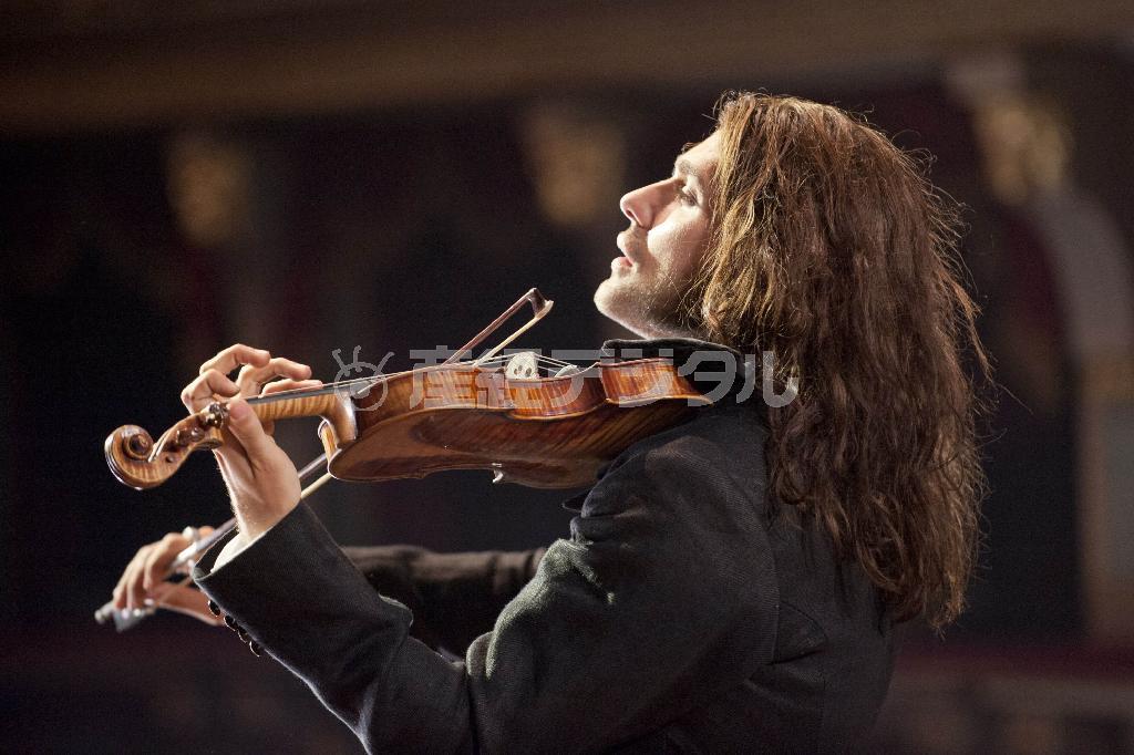 【かざすンＡＲ（視聴無料）】映画「パガニーニ＿愛と狂気のヴァイオリニスト」（バーナード・ローズ監督）。７月１１日公開（グアパグアパ提供）。（Ｃ）２０１３＿Ｓｕｍｍｅｒｓｔｏｒｍ＿Ｅｎｔｅｒｔａｉｎｍｅｎｔ／Ｄｏｒ＿Ｆｉｌｍ／Ｃｏｎｓｔｒｕｃｔｉｏｎ＿Ｆｉｌｍ／Ｂａｙｅｒｉｓｃｈｅｒ＿Ｒｕｎｄｆｕｎｋ／Ａｒｔｅ．Ａｌｌ＿ｒｉｇｈｔｓ＿ｒｅｓｅｒｖｅ