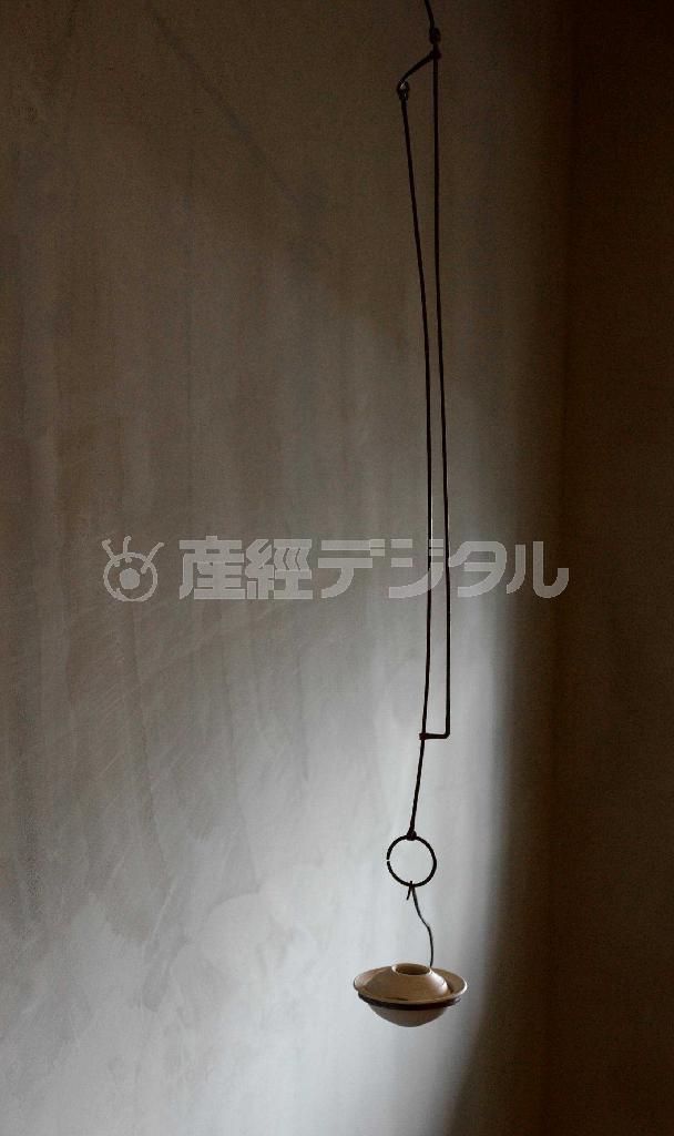 凛としたたたずまいの自在鉤と蝋燭受け＝２０１４年６月１８日、東京都港区（大山実撮影）