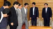 閣議に臨む安倍晋三首相と閣僚＝４日午前、首相官邸