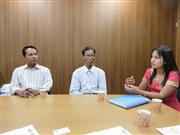 インタビューに答えるミャンマー労働組合連盟のメンバー。左からミン・ミン・ラット氏、ウイン・ゾウ氏、キン・ニラー・ソウさん＝東京都千代田区の国際労働財団（宮野弘之撮影）