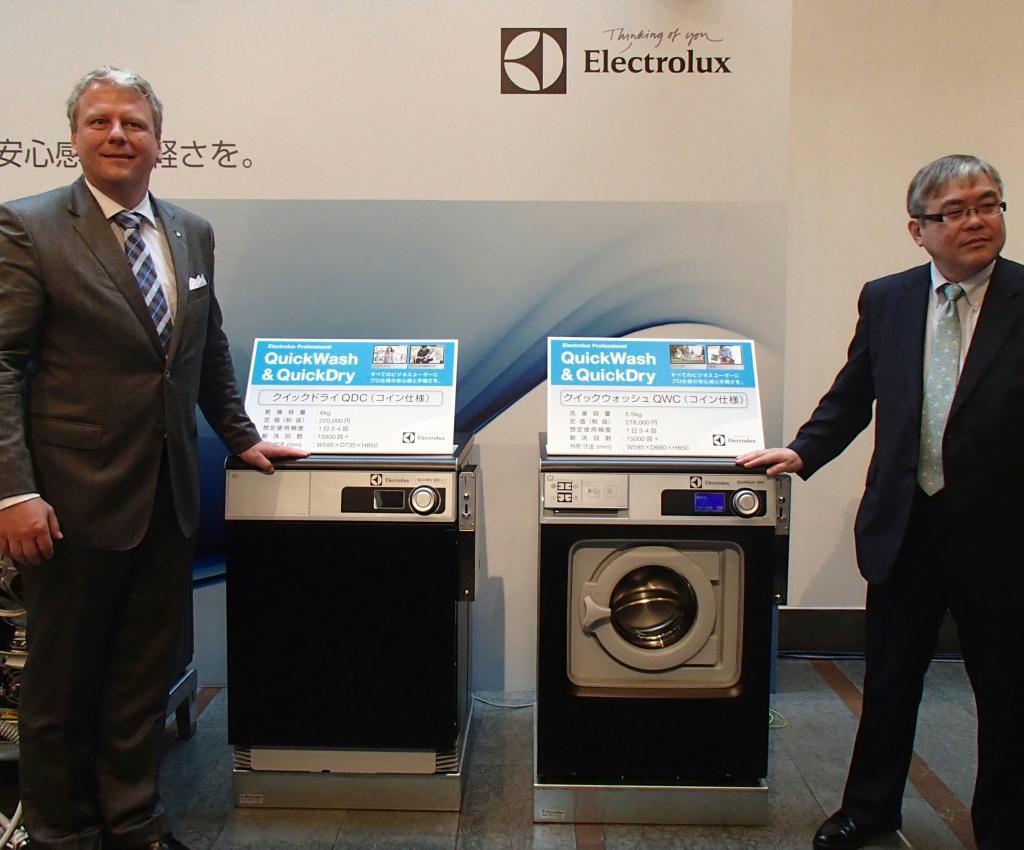 スウェーデン大使館で開かれたエレクトロラックスの洗濯機と乾燥機の新製品発表会＝４日、東京都港区