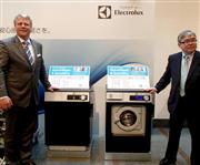 スウェーデン大使館で開かれたエレクトロラックスの洗濯機と乾燥機の新製品発表会＝４日、東京都港区