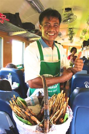 売れ筋商品はガイヤーンと、同じくイサーン地方の郷土料理として知られる青いパパイヤのサラダ「ソムタム」