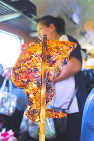 ピーナッツオイルの風味が豊かな「ガイヤーン」は１本２５バーツ（約８５円）