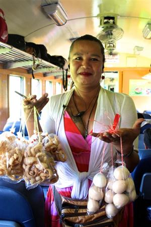 売り子はみんな個性的。なかでも目立っていたのが、おネエ系キャラ炸裂のこのかた