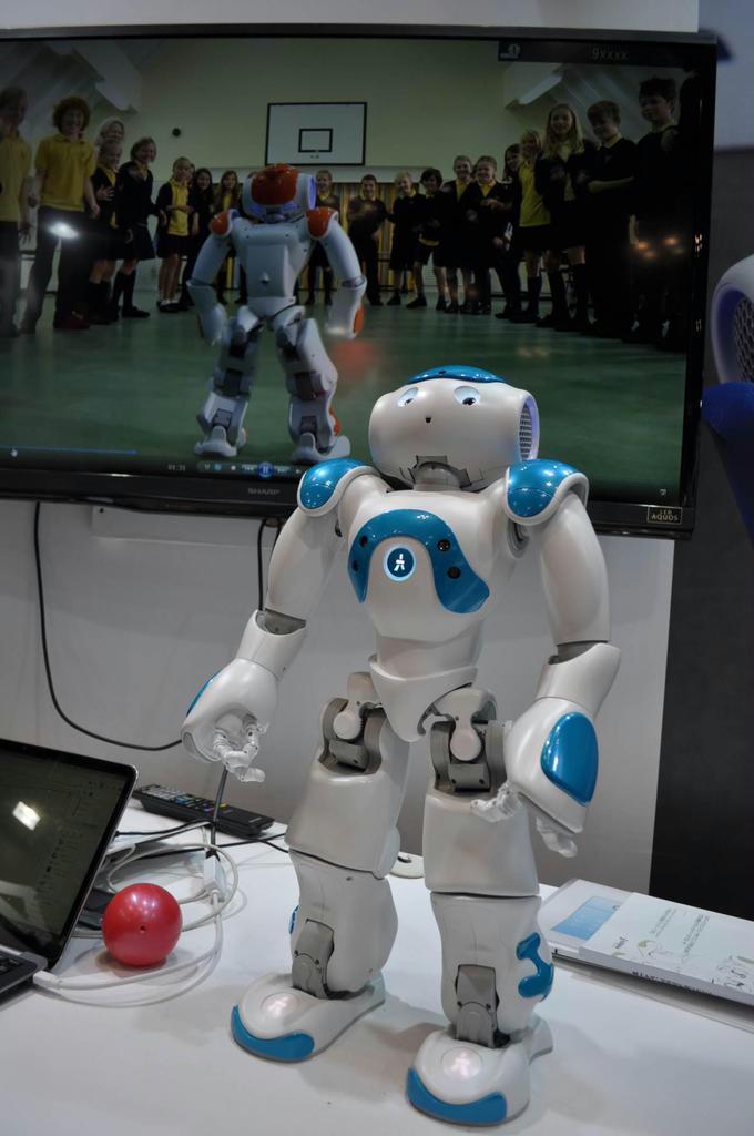 米国などで自閉症教育に使われている人型ロボット「ＮＡＯ」＝５月、東京都内の教育ＩＴソリューションＥＸＰＯ会場