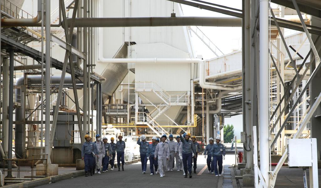 施設内を視察する近畿経済産業局の担当者ら＝和歌山県海南市の関西電力海南発電所（村本聡撮影）