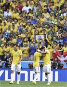 ブラジル－コロンビア前半、先制ゴールを決めたチアゴシウバ（右）を祝福するブラジルのネイマール（中央）＝フォルタレザ（共同）