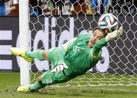 オランダ－コスタリカＰＫ戦でコスタリカの５人目、ウマニャのキックを止めるオランダＧＫクルル＝サルバドル（共同）