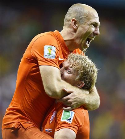 準決勝進出を決め、カイト（下）と抱き合って喜ぶオランダのロッベン＝サルバドル（共同）