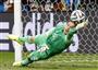 オランダ－コスタリカＰＫ戦でコスタリカの５人目、ウマニャのキックを止めるオランダＧＫクルル＝サルバドル（共同）