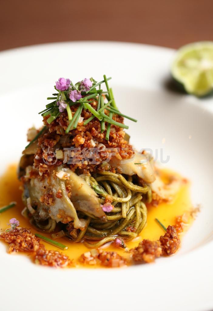 名物料理「蒸しアワビのあえそば」。濃厚な味わいはクセになりそう＝２０１４年６月１６日、京都市東山区（恵守乾撮影）