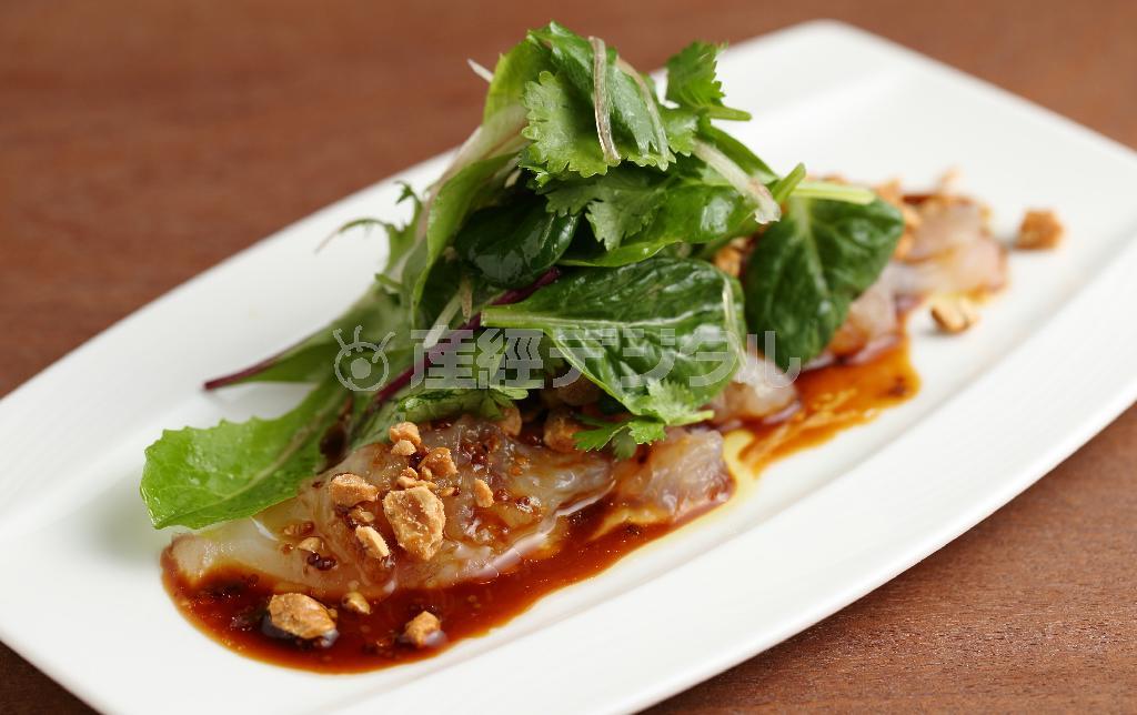 サラダ仕立てのカルパッチョ。中華醤油が味を引き締める＝２０１４年６月１６日、京都市東山区（恵守乾撮影）