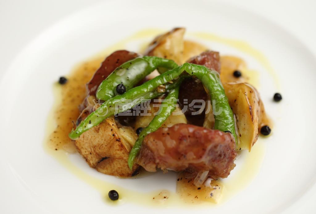 柔らかい近江牛は賀茂ナスとの相性も抜群だ＝２０１４年６月１６日、京都市東山区（恵守乾撮影）