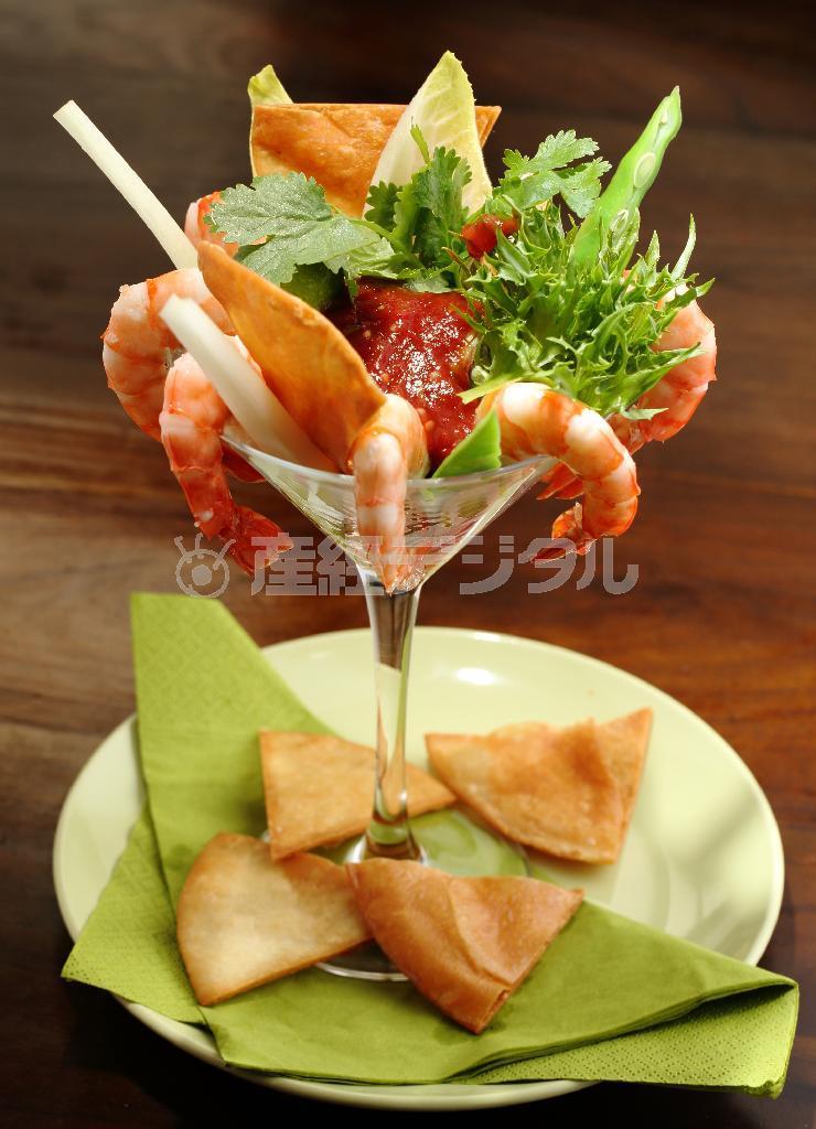 新鮮なエビが使われたシュリンプカクテルのピリ辛メキシカンソース（９５０円）。小麦粉で作られたアメリカーノトルティーヤが添えられる。※価格はすべて税抜きです＝２０１４年６月１７日、京都市中京区（恵守乾撮影）