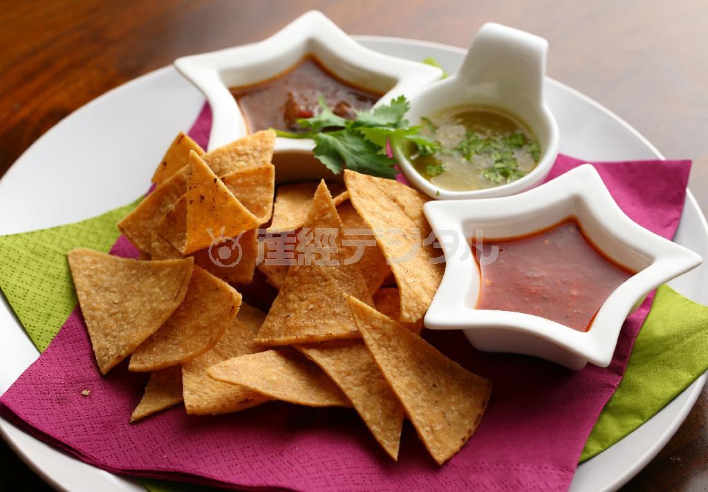 ３種類のホームメイドサルサとコーンチップス（７３０円）。サルサはロースト、ベルデ、アルボルと酸味があるものから辛いものまで。カリフォルニアやメキシコでは「今日は何を食べようか」とテーブルに着いたときに出されるという。※価格はすべて税抜きです＝２０１４年６月１７日、京都市中京区（恵守乾撮影）