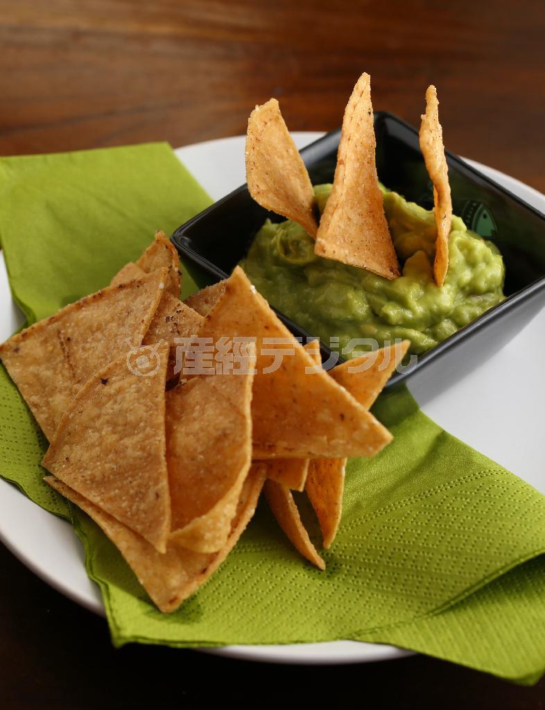 コーンチップスとワカモレ（６８０円）。揚げたてサクサクバリバリのコーンチップスにアボガドディップをつけていただく。これから暑くなる季節はビールのお伴としても最適。※価格はすべて税抜きです＝２０１４年６月１７日、京都市中京区（恵守乾撮影）