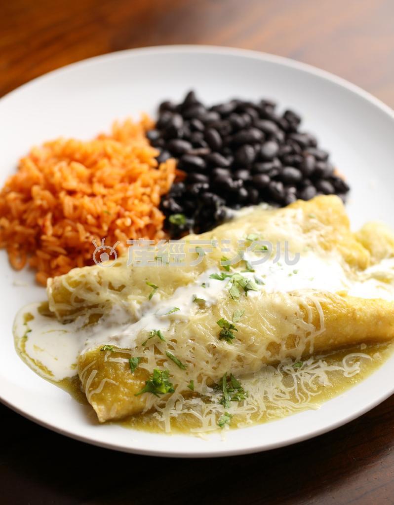 チキンエンチラーダスとメキシカンライスとビーンズ（１５８０円）はメキシコでもポピュラーな一品。鶏の胸肉がコーントルティーヤで巻かれ、黒インゲンの煮込みとメキシカンライスが添えられている。※価格は税抜きです＝２０１４年６月１７日、京都市中京区（恵守乾撮影）