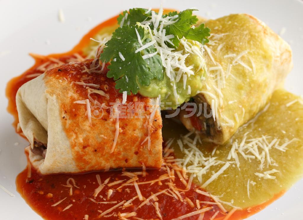 ロールケーキほどの大きさに驚かされるブリトー（１５８０円）。薄切り牛肉がミルフィーユ状に重ねられたビーフファヒータ。タマネギや豆、ピーマン、ズッキーニが入っている。赤唐辛子と青唐辛子の２種類のソースでいただく＝２０１４年６月１７日、京都市中京区（恵守乾撮影）