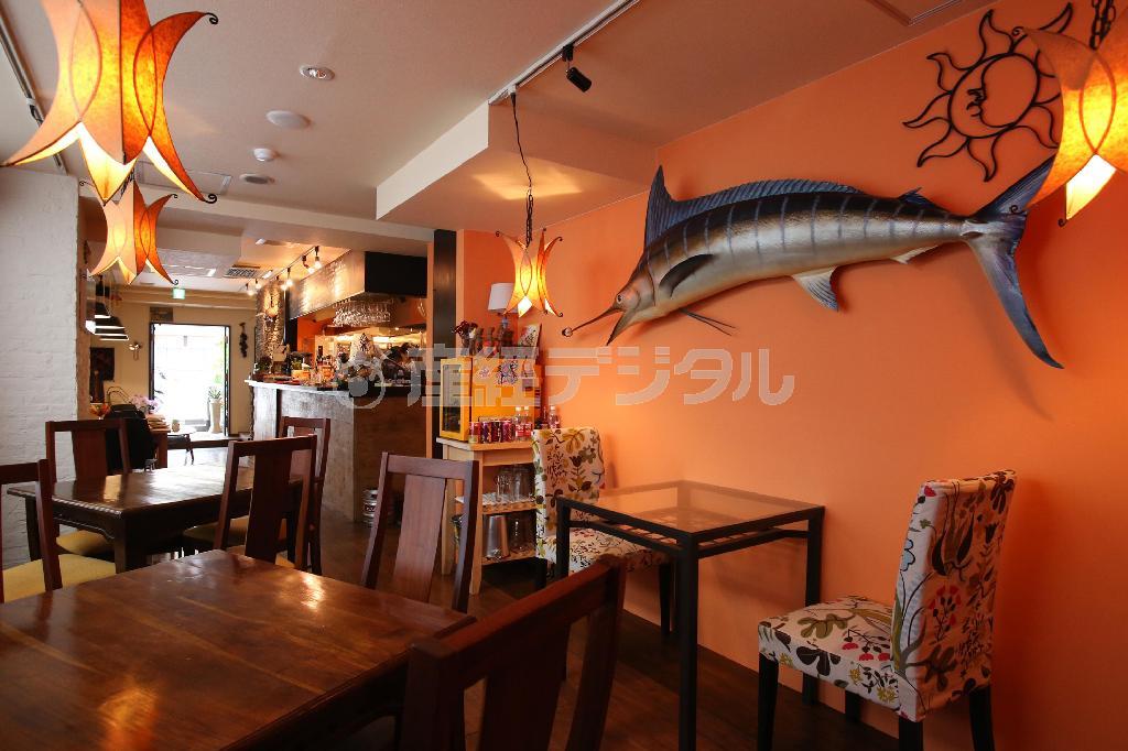メキシコを思わせるオレンジ色の壁にカジキマグロのオブジェが飾られた店内で南国ムードにひたって＝２０１４年６月１７日、京都市中京区（恵守乾撮影）