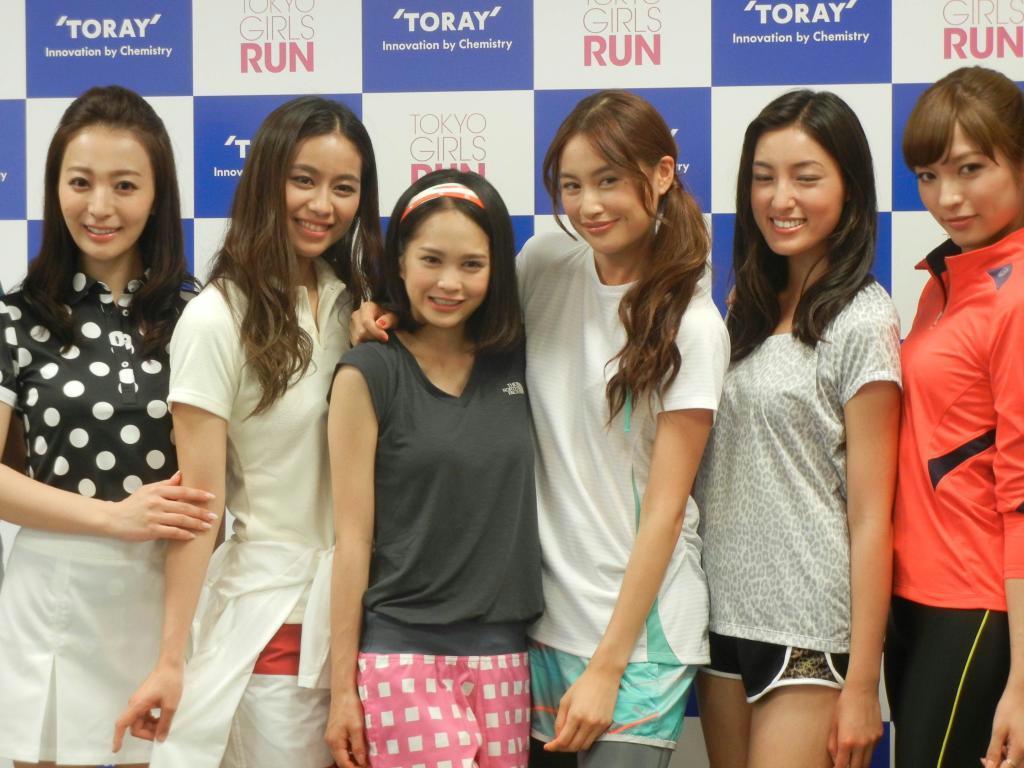 東レの高機能素材を使ったスポーツウェアを着るランニングチーム「東京ガールズラン」のメンバー＝７日、東京都中央区