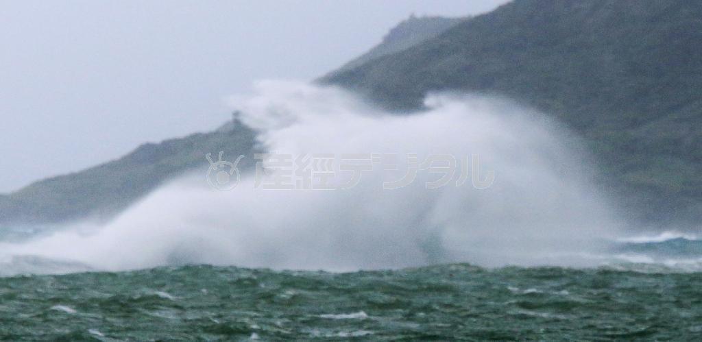 台風８号が接近し、沖縄県宮古島市の高野漁港近くに打ち寄せる波＝２０１４年７月７日午後５時８分（共同）