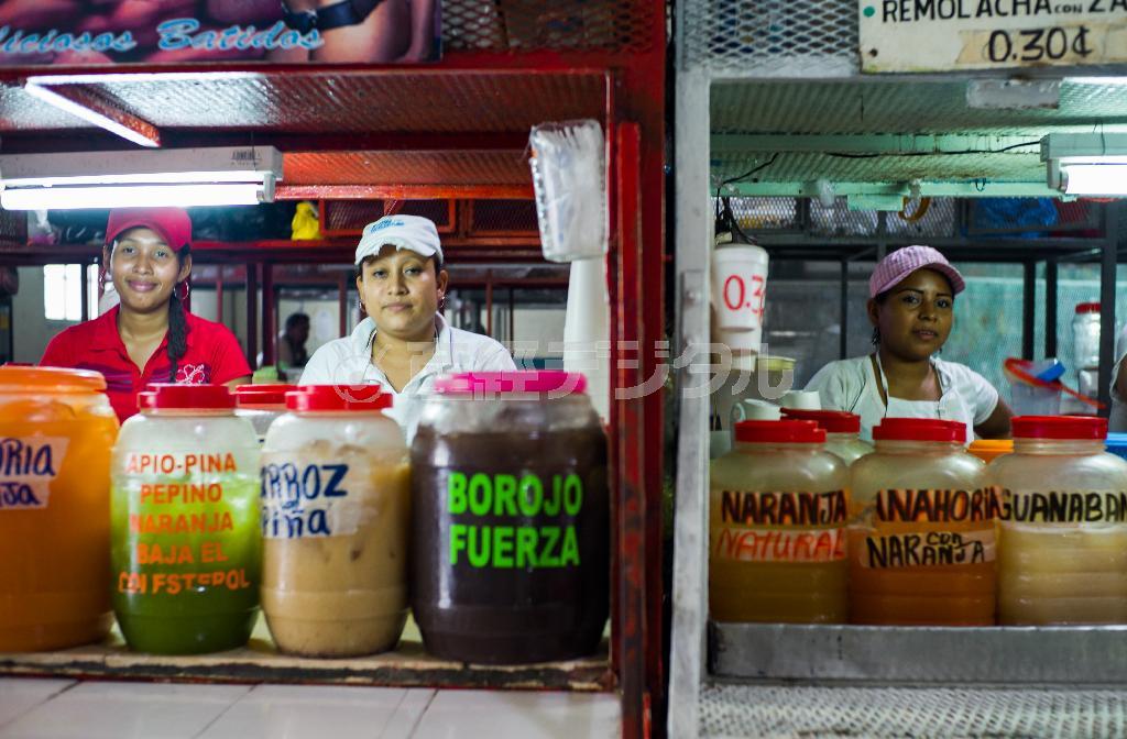 さまざまな果物があり、ジュースの種類も豊富。シロップ入りなのでとても甘い＝パナマ・首都パナマ（緑川真実さん撮影）